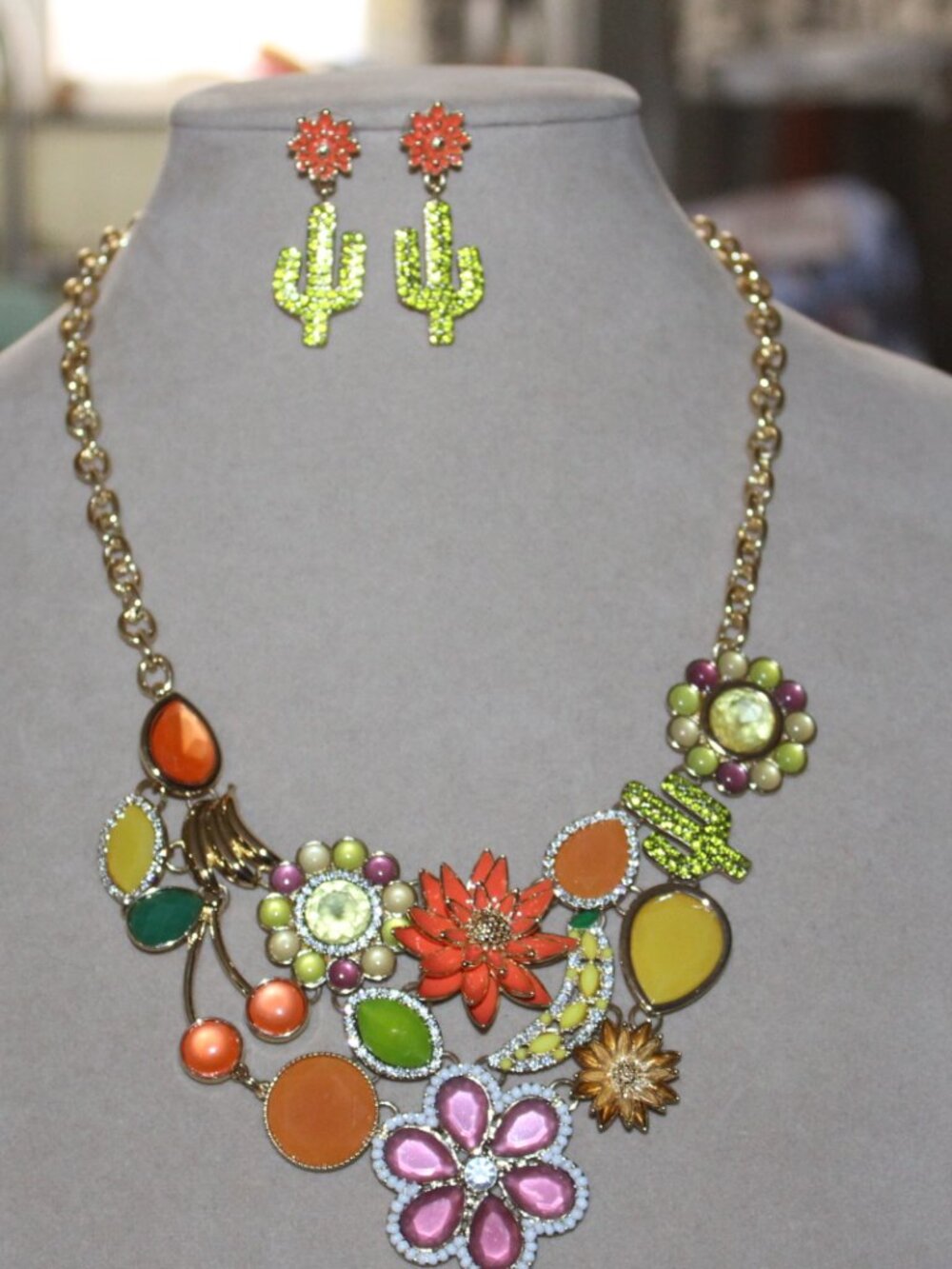 NWOT INC Floral Bib necklace with matching earrings SET. NICE! PRETTY!
